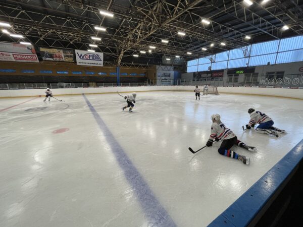 Souhra z pracovního prostředí se projevila i na ledě. Hokejový tým E.ON jsme porazili na nájezdy | HUTIRA